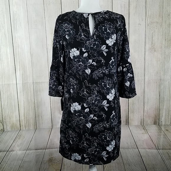 Floral black and white flowy maternity dress - Picture 3 of 6